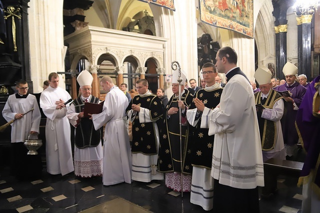 Procesja żałobna w katedrze na Wawelu