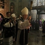 Procesja żałobna w katedrze na Wawelu