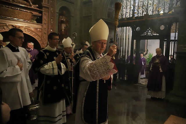 Procesja żałobna w katedrze na Wawelu