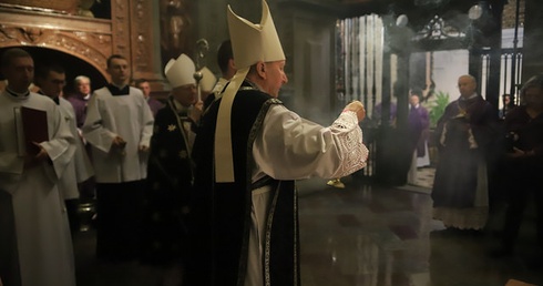 Procesja żałobna w katedrze na Wawelu