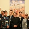 Ks. Marcin Grzesiak wśród ceremoniarzy, którzy posługują na trzeciej edycji kursu