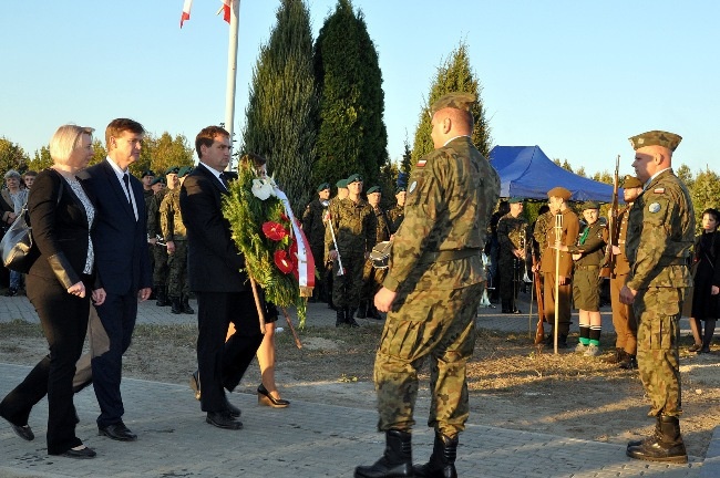 Osłonięcie pomnika żołnierzy ZZK