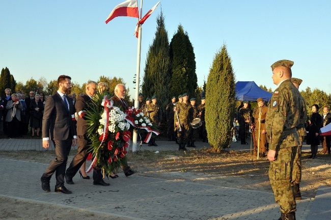 Osłonięcie pomnika żołnierzy ZZK