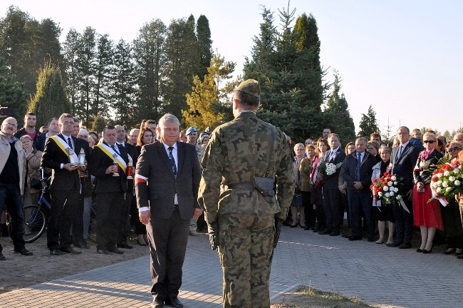 Osłonięcie pomnika żołnierzy ZZK