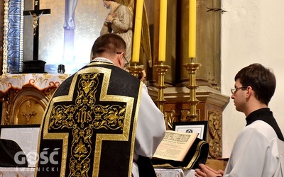 Ks. Julian Nastałek w czasie celebracji tradycyjnej żałobnej liturgii