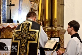 Ks. Julian Nastałek w czasie celebracji tradycyjnej żałobnej liturgii