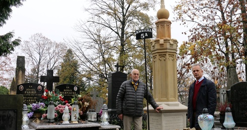 Przy odnowionym nagrobku ks. Kobierskiego Jerzy Przyborowski, przewodniczący zarządu SKOZCR w Radomiu (z lewej) i Sławomir Adamiec