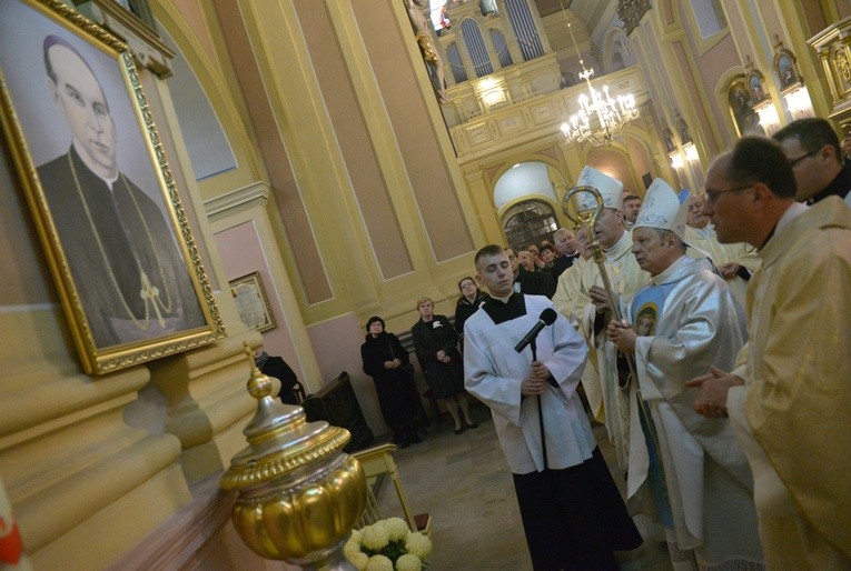 Na koniec przy chrzcielnicy i przed obrazem sługi Bożego odmówiono modlitwę za jego wstawiennictwem