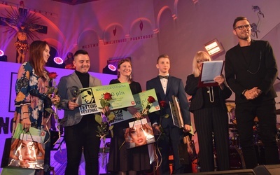 Finaliści VI Fetting Festiwal wraz z ambasadorem wydarzenia Markiem Kaliszukiem i prowadzącą Marią Szabłowską