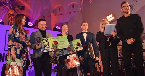 Finaliści VI Fetting Festiwal wraz z ambasadorem wydarzenia Markiem Kaliszukiem i prowadzącą Marią Szabłowską