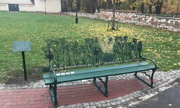 Symboliczną ławeczką franciszkanie uczcili 100. rocznicę odzyskania niepodległości