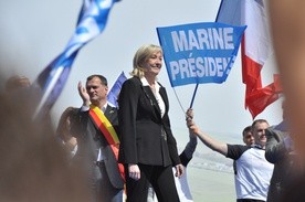 Partia Le Pen wyprzedza partię Macrona w sondażach