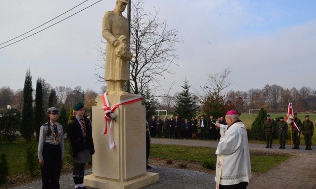 Obrońca niepodległości na piedestale