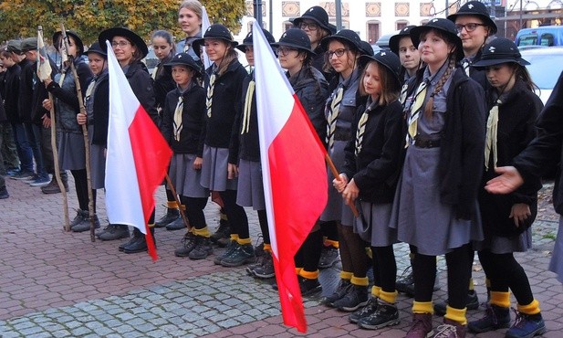 Zbiórka drużyn harcerskich na pl. Wolności