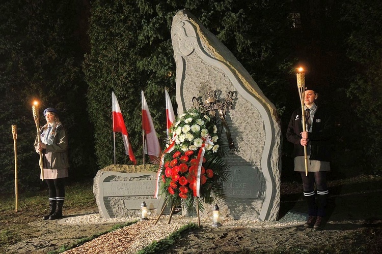 Kantata i obelisk dla Niepodległej na Złotych Łanach