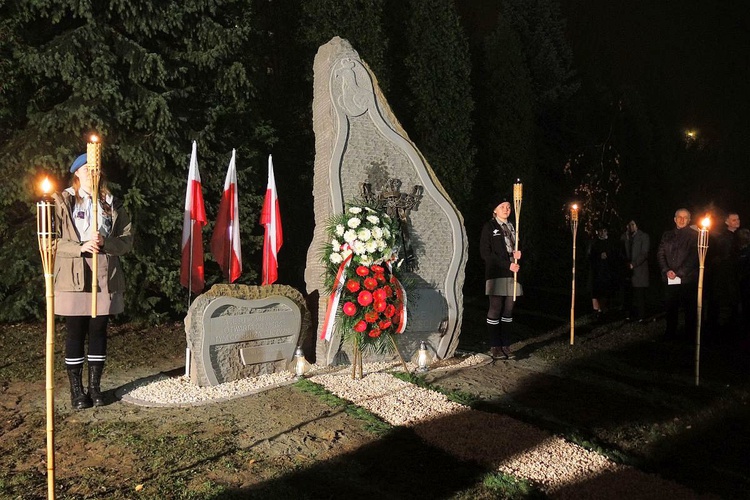 Kantata i obelisk dla Niepodległej na Złotych Łanach