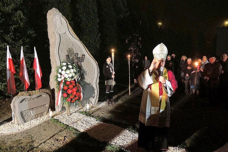 Kantata i obelisk dla Niepodległej na Złotych Łanach