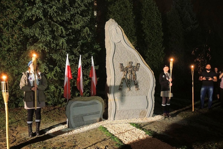 Kantata i obelisk dla Niepodległej na Złotych Łanach