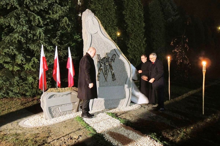 Kantata i obelisk dla Niepodległej na Złotych Łanach