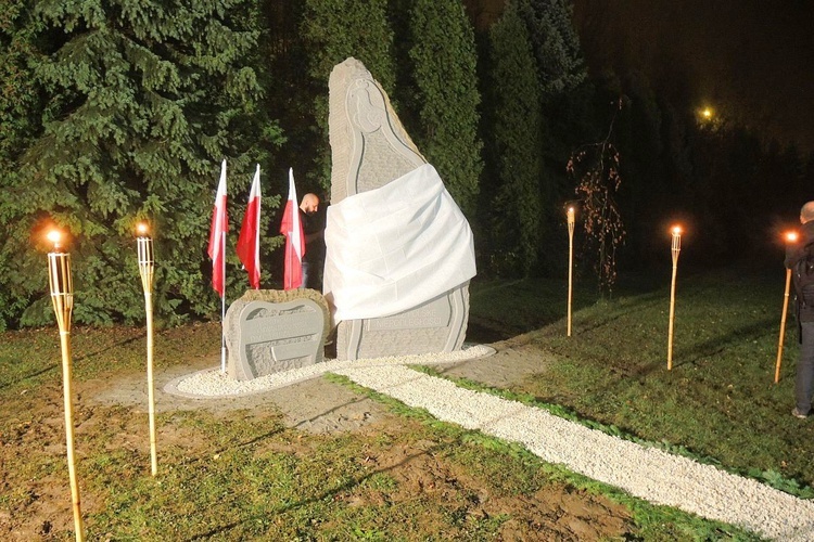 Kantata i obelisk dla Niepodległej na Złotych Łanach