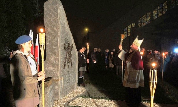 Bp Piotr Greger pobłogosławił obelisk upamiętniający 100. rocznicę odzyskania niepodległości