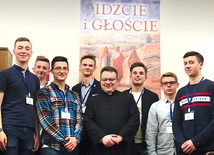 	Ks. Marcin Grzesiak z animatorami, którzy ukończyli już kurs ceremoniarza i teraz posługują młodszym kolegom.