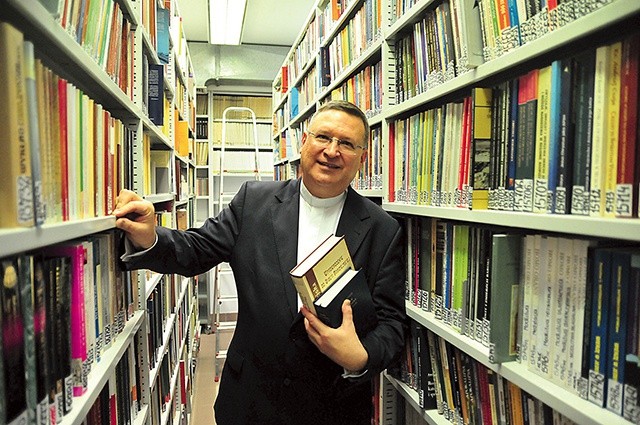 Ksiądz Wróbel podkreśla konieczność formacji biblijnej katolików.