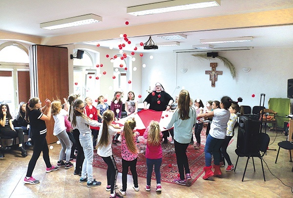 ▲	Dzieci ćwiczyły układy taneczne w sobotę 3 listopada. Prowadzący zajęcia do Kwidzyna przyjechali z Borkowic. 
