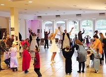 ◄	Dzieciom towarzyszyli  w tańcach rodzice.  