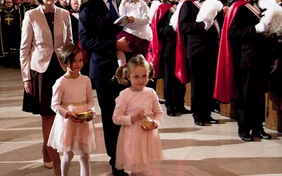 – Pierwowzorem miłości małżeńskiej jest miłość Boga do człowieka – przekonuje Magdalena Guziak-Nowak.  Na zdjęciu z mężem i córkami w procesji z darami podczas obchodów 40. rocznicy wyboru Jana Pawła II  na papieża.