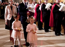 – Pierwowzorem miłości małżeńskiej jest miłość Boga do człowieka – przekonuje Magdalena Guziak-Nowak.  Na zdjęciu z mężem i córkami w procesji z darami podczas obchodów 40. rocznicy wyboru Jana Pawła II  na papieża.