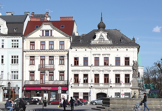 Pierwsza kamienica po prawej: polski Dom Narodowy przy rynku. W tym gmachu powstała Rada Narodowa Księstwa Cieszyńskiego.  