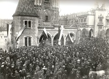 Symbolem wyzwolenia Krakowa w 1918 r. stało się przejęcie przez żołnierzy polskich warty na austriackim odwachu przy Wieży Ratuszowej na Rynku Głównym.