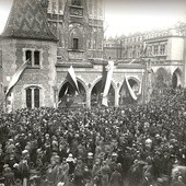 Symbolem wyzwolenia Krakowa w 1918 r. stało się przejęcie przez żołnierzy polskich warty na austriackim odwachu przy Wieży Ratuszowej na Rynku Głównym.