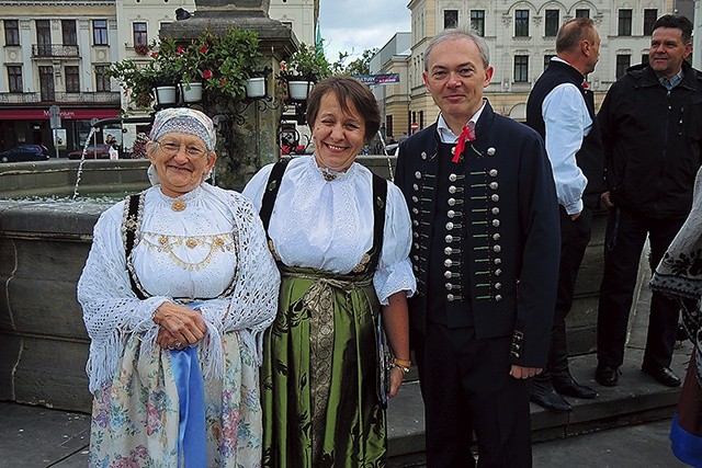 Dorota Kania (w środku), inicjatorka wydarzenia, z Eugenią Banotową i burmistrzem.