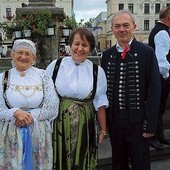 Dorota Kania (w środku), inicjatorka wydarzenia, z Eugenią Banotową i burmistrzem.