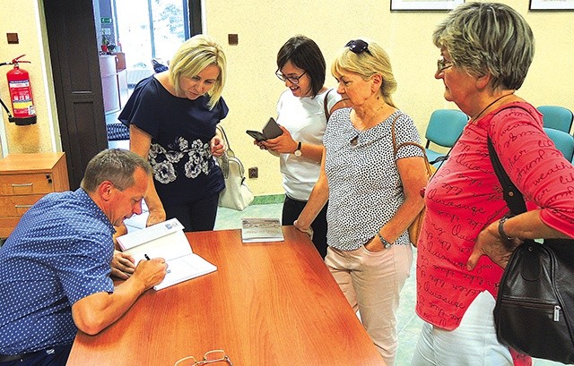 Jacek Kachel podczas promocji swojej książki.