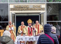 – Nasi bliscy odchodzą zawsze za szybko,  ale już jako zmarli oddają nam jeszcze jedną przysługę: wymuszają na nas refleksję na temat naszego życia – uważa metropolita warmiński.