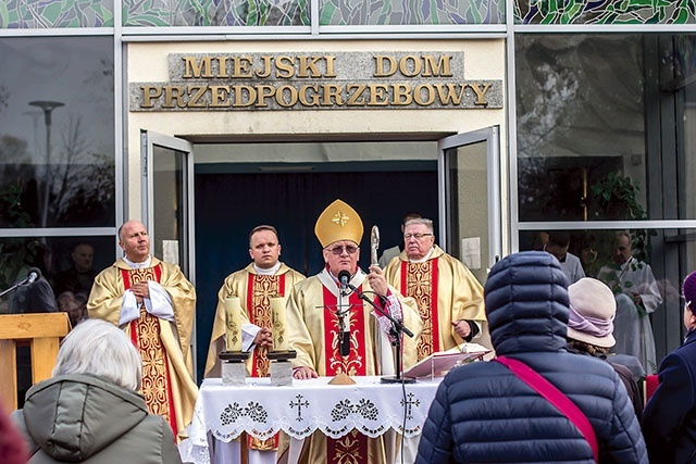 – Nasi bliscy odchodzą zawsze za szybko,  ale już jako zmarli oddają nam jeszcze jedną przysługę: wymuszają na nas refleksję na temat naszego życia – uważa metropolita warmiński.