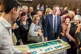 Prezydent Grzymowicz zaprosił mieszkańców na urodzinowy tort.