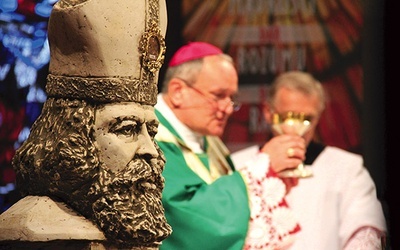 W kościele św. Huberta zgromadzono  już 100 relikwii.