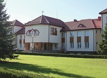 Obiekt stoi na dużej, ogrodzonej działce, na której zamontowano nowoczesne oświetlenie.