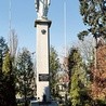 Figura Matki Bożej przed dobrzyńskim kościołem jest pamiątką wielu wydarzeń XX wieku i ślubów złożonych przez ocalonych mieszkańców miasta.