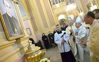 ▲	Przy chrzcielnicy i przed obrazem sługi Bożego odmówiono modlitwę  za jego wstawiennictwem.