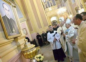 ▲	Przy chrzcielnicy i przed obrazem sługi Bożego odmówiono modlitwę  za jego wstawiennictwem.