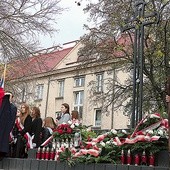 ►	Pomnik przeszedł renowację dzięki staraniom społeczności II LO i miasta.