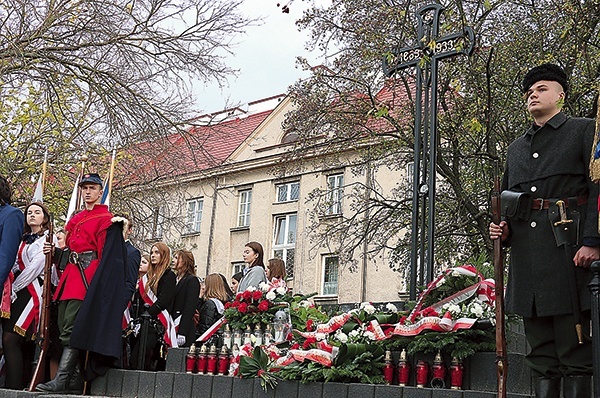 ►	Pomnik przeszedł renowację dzięki staraniom społeczności II LO i miasta.