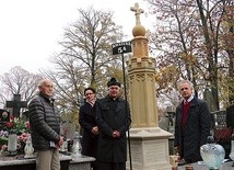 ▲	Przy odnowionym nagrobku (od lewej): Jerzy Przyborowski, przewodniczący komitetu, Edyta Sitarska, dyrektor radomskiej nekropolii, ks. Andrzej Tuszyński i Sławomir Adamiec.