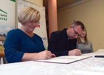 ▲	List intencyjny w sprawie przyszłorocznych Dni Młodzieży podpisali Ilona Jaroszek i ks. Mariusz Wilk.