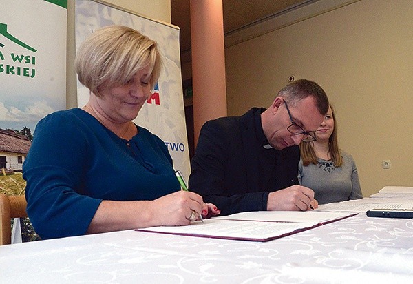 ▲	List intencyjny w sprawie przyszłorocznych Dni Młodzieży podpisali Ilona Jaroszek i ks. Mariusz Wilk.
